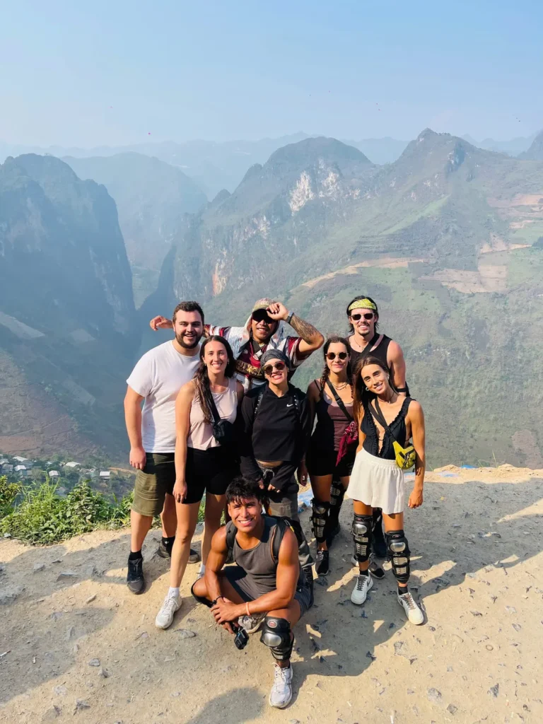 tourists-stand-on-ma-pi-leng-pass